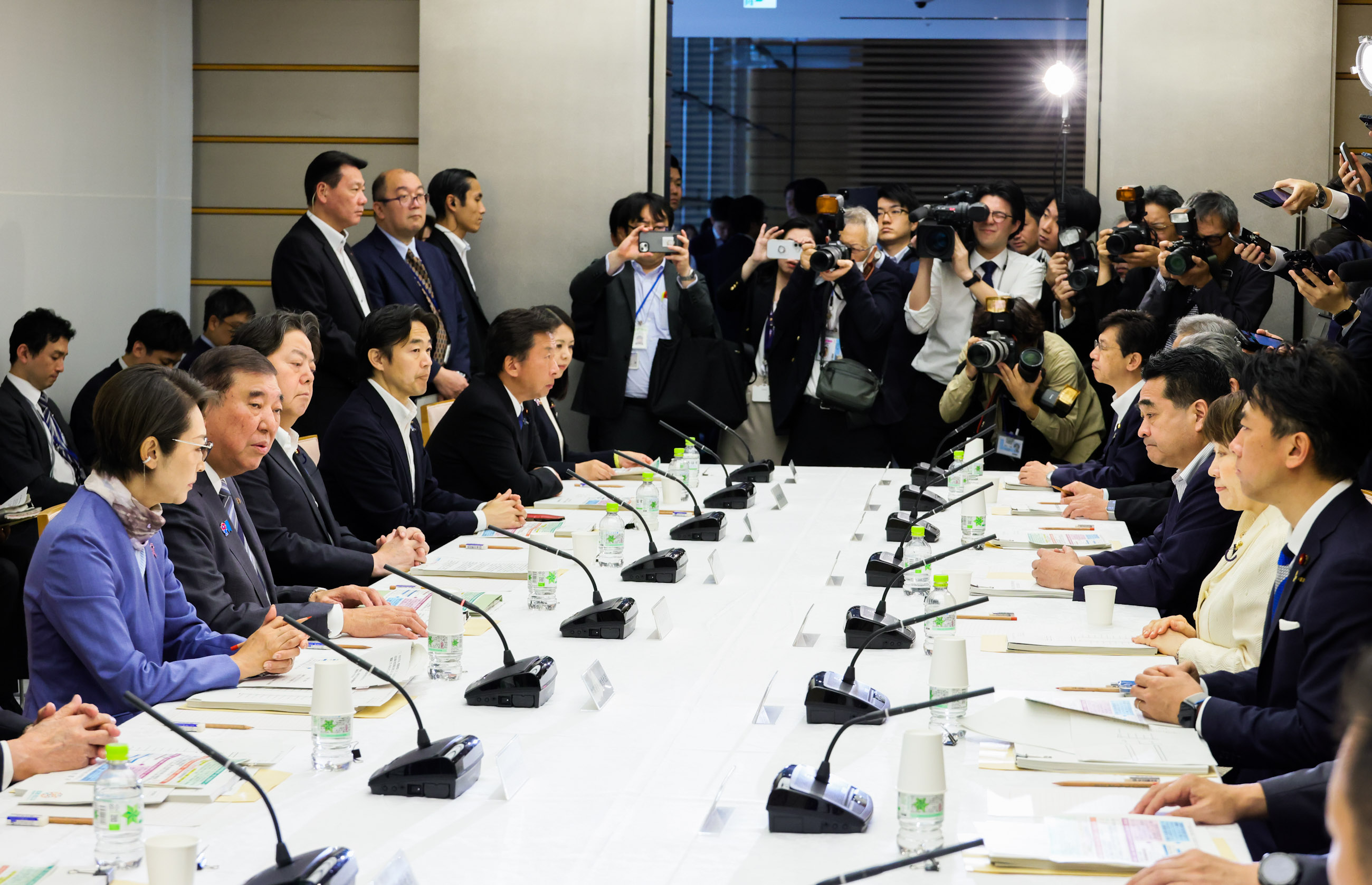 会議のまとめを行う石破総理３